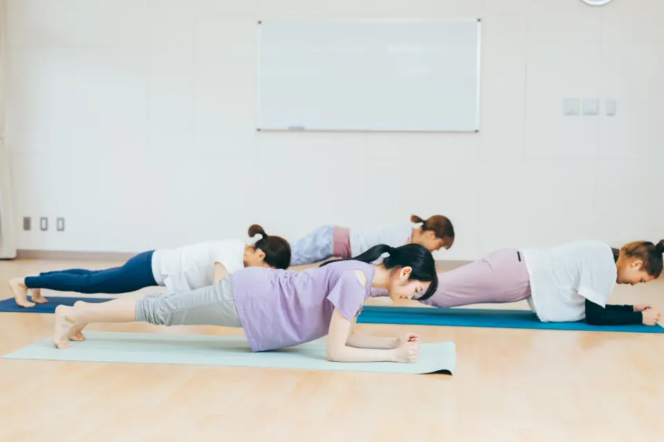 筋トレでプランクのポーズをする女性